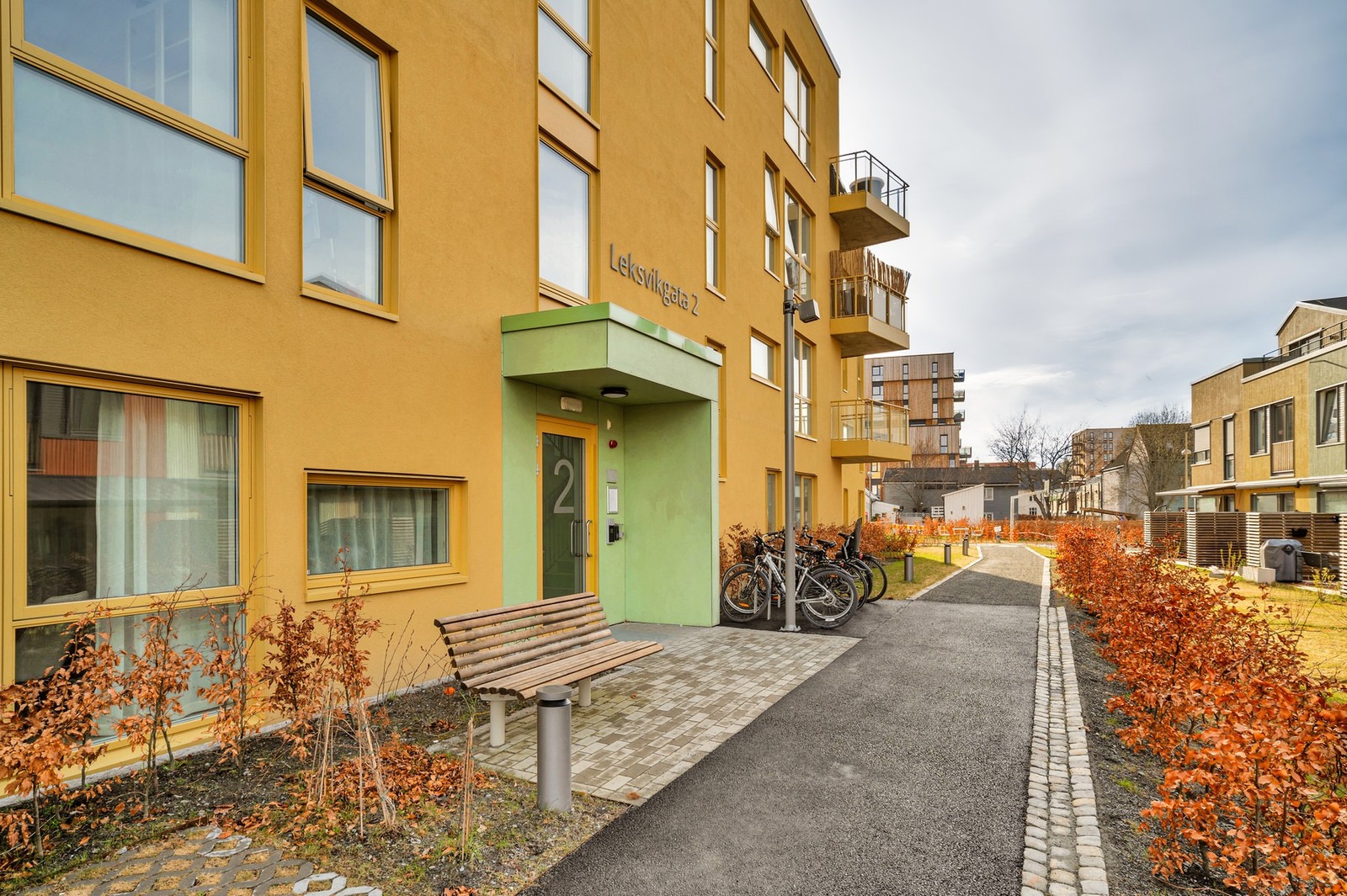 Hyggelig inngangsparti med utvendig sykkelparkering. Lilleby har svært trivelig internveier og grøntområder